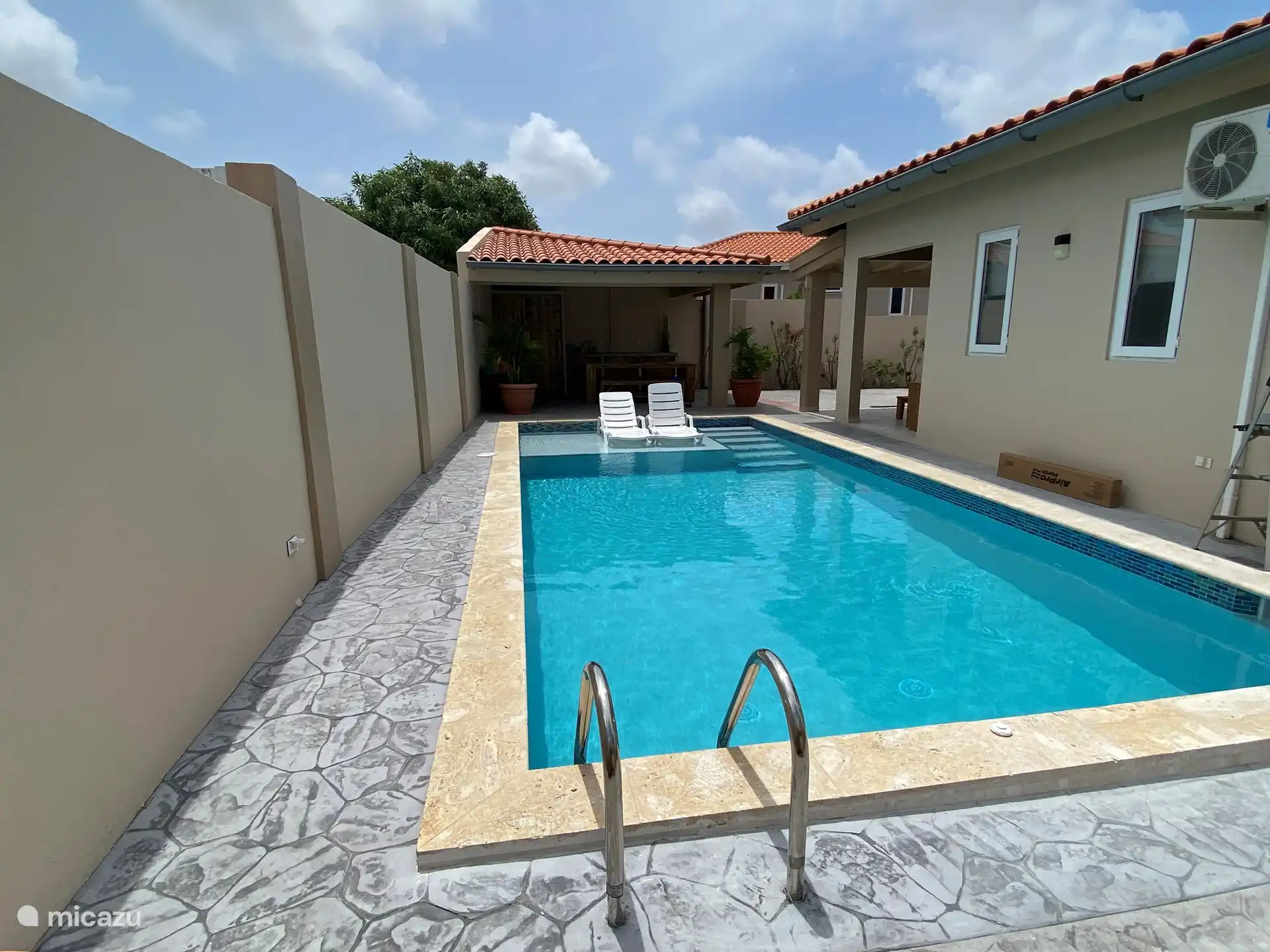 Piscine avec plate-forme de bain de soleil et banc sous-marin à l’arrière et 4 jets.