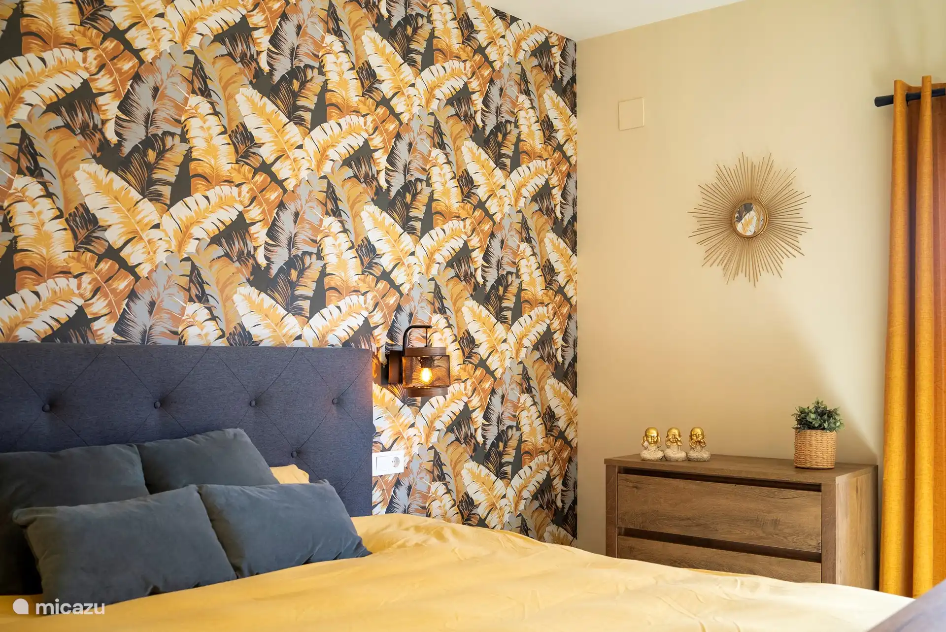 Chambre principale avec salle de bain attenante
Sommier tapissier 2 personnes 180 x 200 