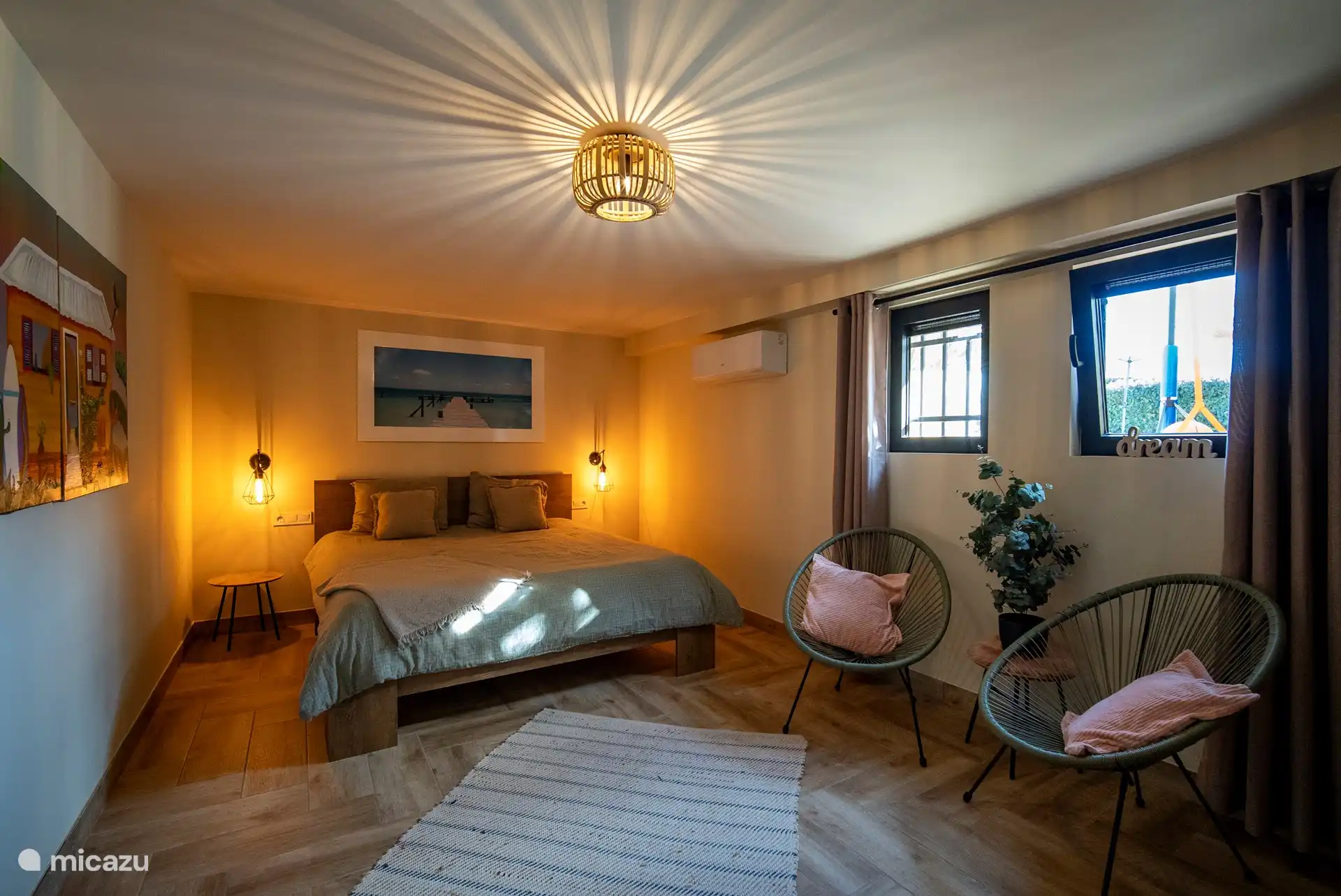 Chambre 5 avec vue sur la piscine 
Lit double 180 x 200 