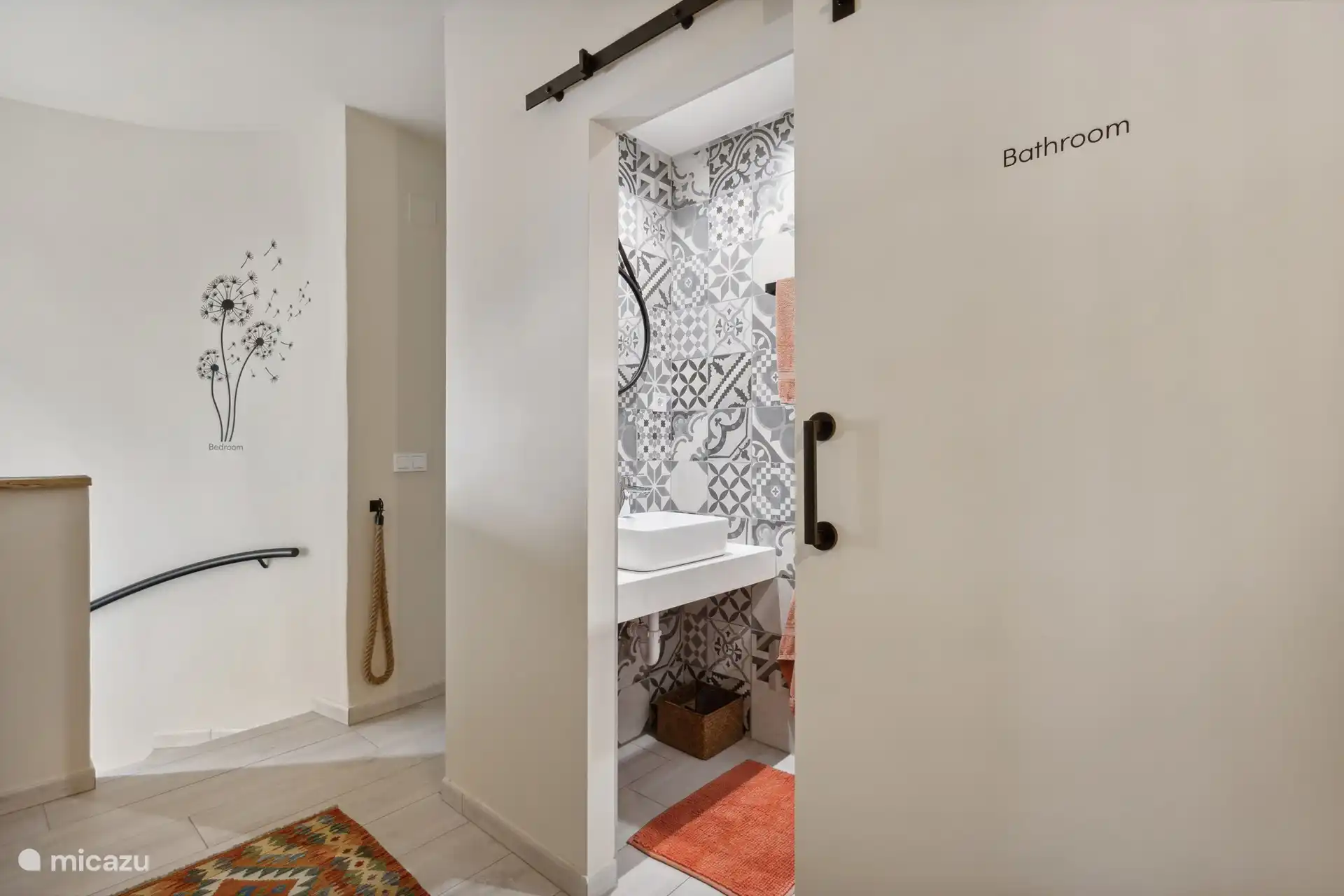 Salle de bain 3 avec lavabo et douche