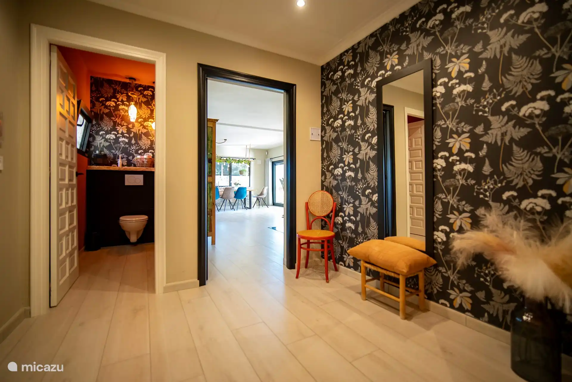 Hall spacieux avec toilettes séparées