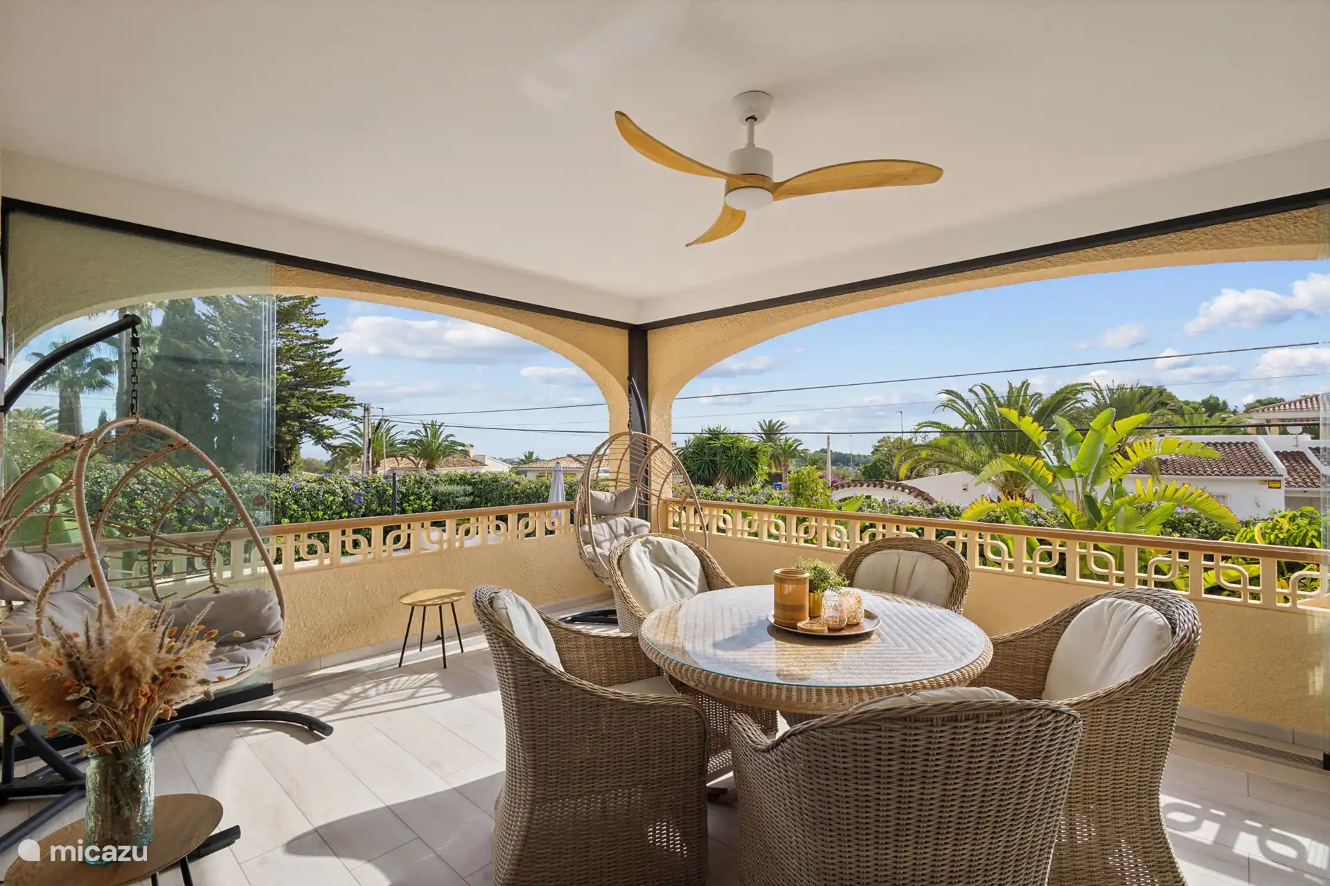 Terrasse couverte avec vue mer