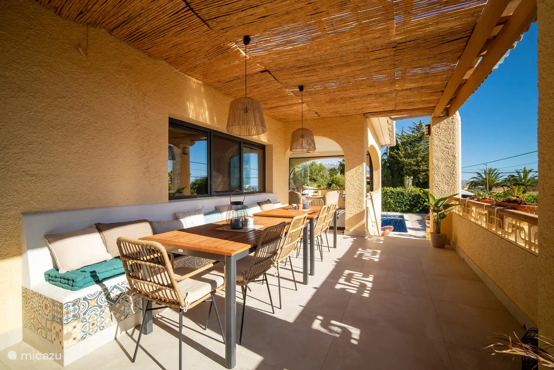 S’asseoir confortablement ensemble à la longue table