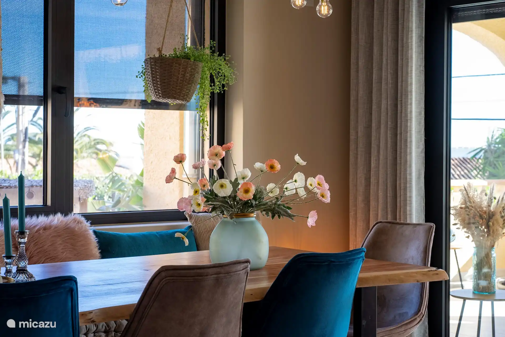 également à l’intérieur d’une salle à manger confortable et spacieuse