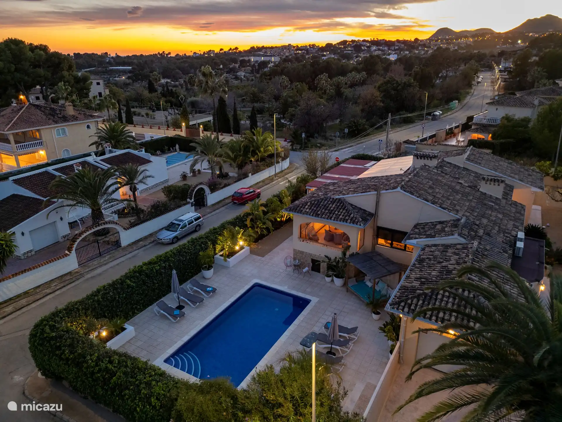 un jardin avec piscine offrant beaucoup d’intimité