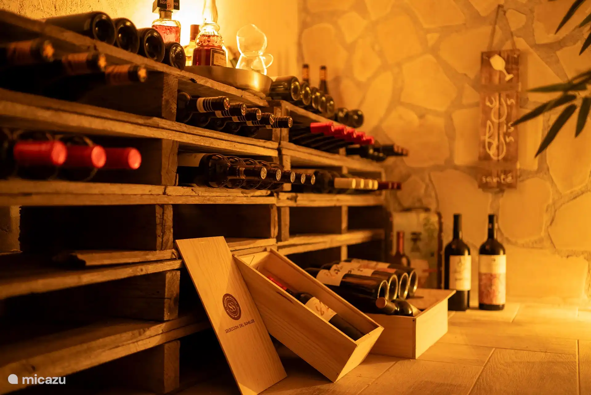 Depuis le salon une belle vue sur la cave à vin