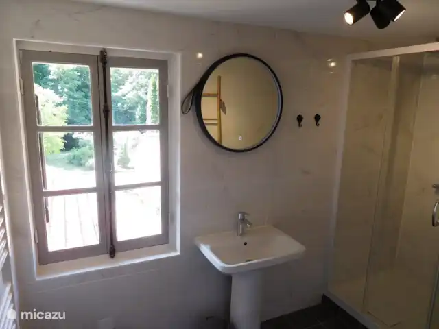 gîte / cottage huren in Frankrijk, Lot, Prayssac – Gite Font Cuberte Vernieuwde badkamer: lekker licht