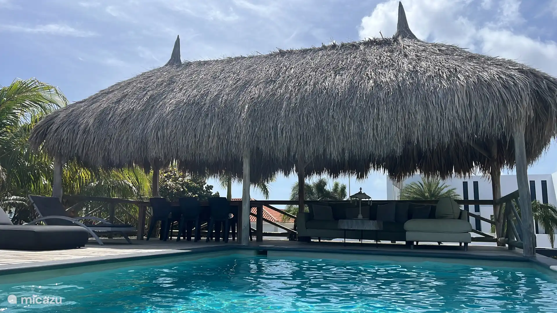 Palapa aan het zwembad. Voor een heerlijke verkoeling in de schaduw met wind van zee
