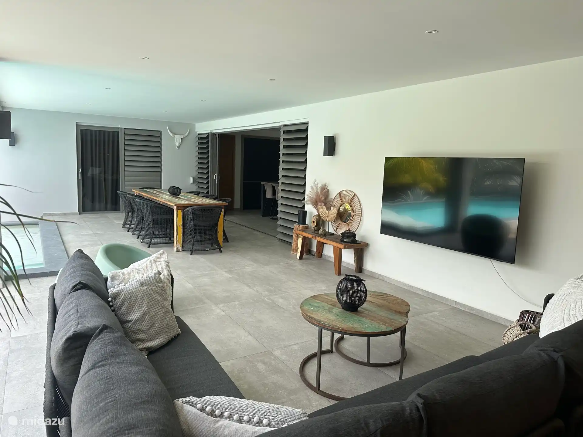 Sitting area with TV. Watching TV from the pool is possible