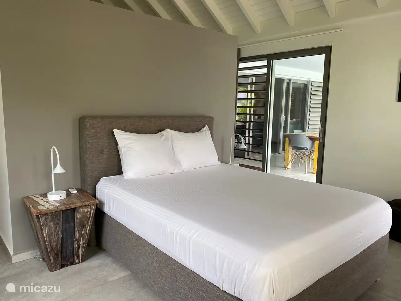 Chambre 1 avec lit queen. Les chambres sont spacieuses et avec une belle hauteur sous plafond