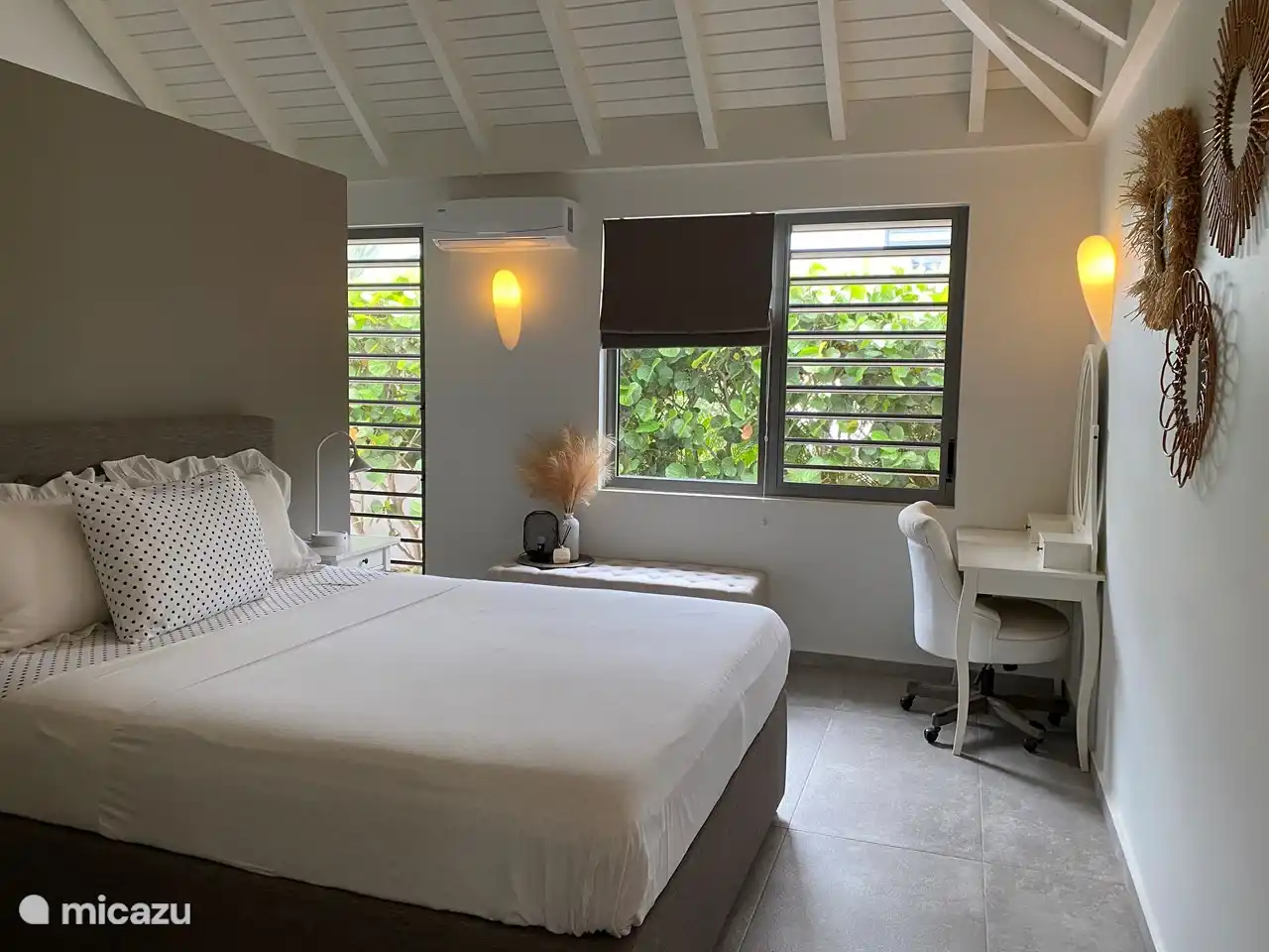 La chambre 2 a une reine et une coiffeuse