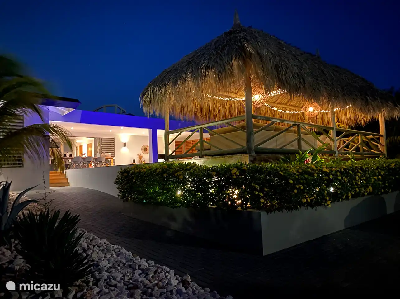 Villa Contigo le soir, joliment éclairée, vue depuis le parking spacieux