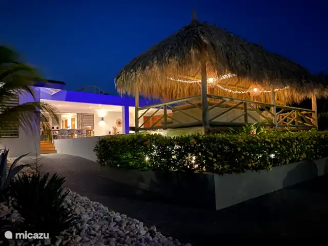 Villa Contigo | Curaçao, Banda Ariba (est), Jan Thiel - villa Villa Contigo le soir, joliment éclairée, vue depuis le parking spacieux