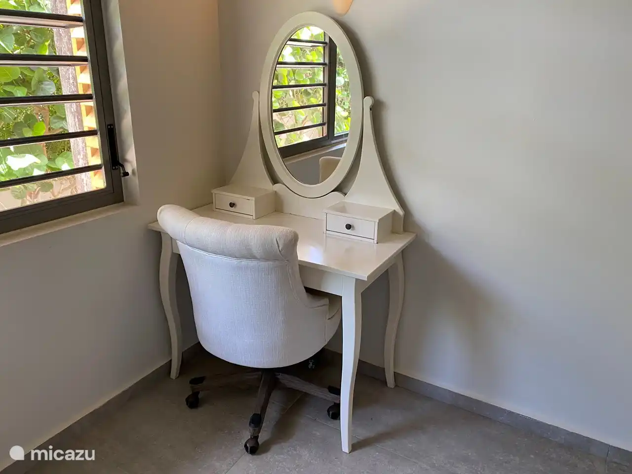 Coiffeuse appartenant à la chambre 2