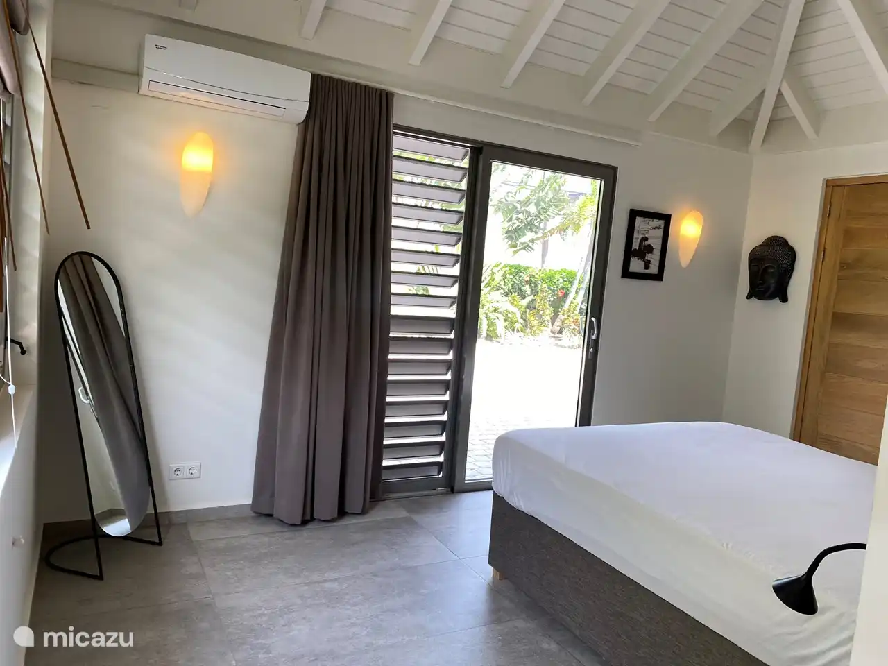 Chambre 3 avec grand lit et grand miroir sur pied