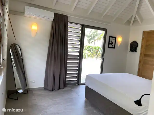 Villa Contigo | Curaçao, Banda Ariba (est), Jan Thiel - villa Chambre 3 avec grand lit et grand miroir sur pied