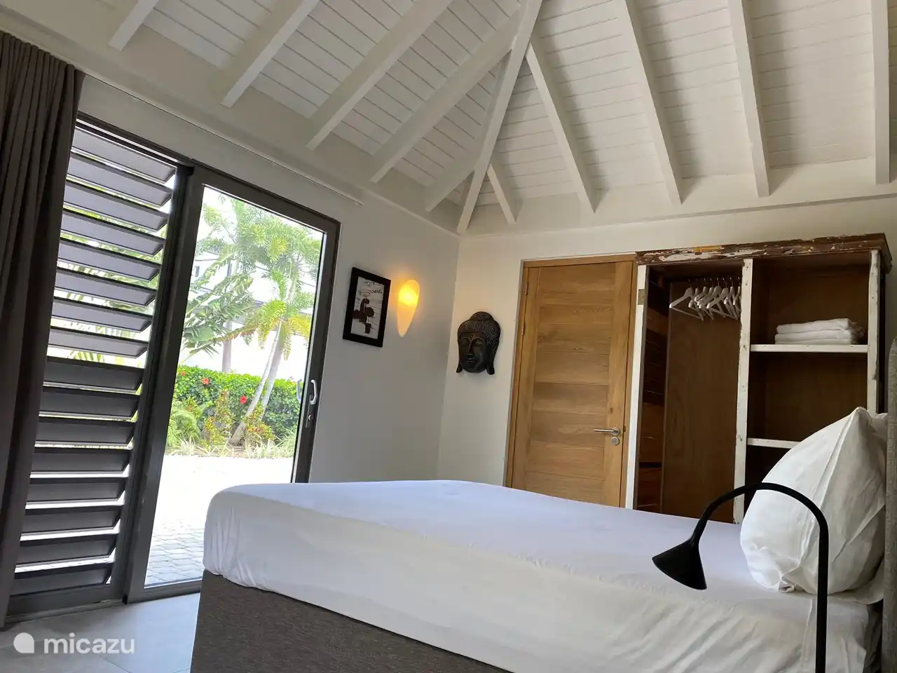 Chambre 3. Chaque chambre a un haut plafond