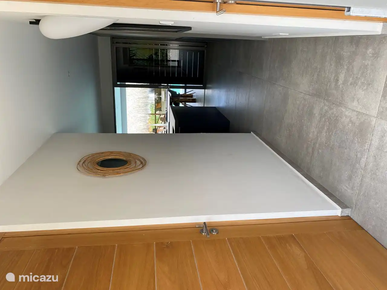 Couloir avec toilettes publiques et lavabo