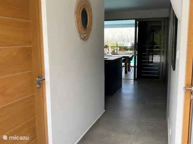 Villa Contigo | Curaçao, Banda Ariba (est), Jan Thiel - villa Couloir avec toilettes publiques et lavabo