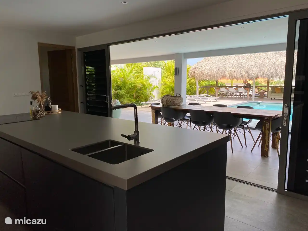 Vue d'ensemble depuis la cuisine sur la piscine et la palapa