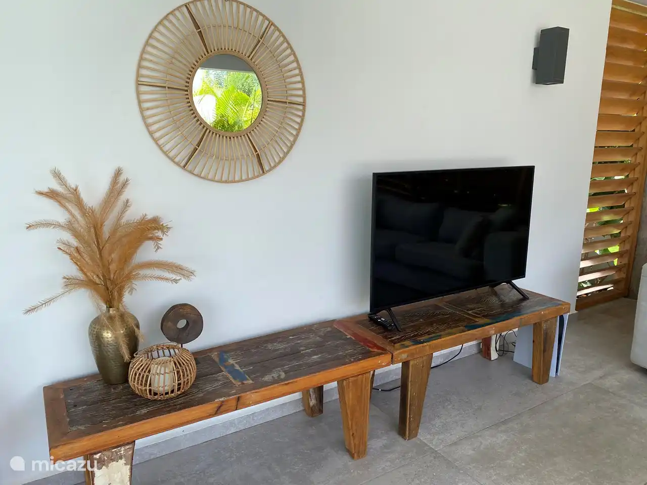 Coin TV avec TV qui reçoit toutes les chaînes. N'ayez pas peur. Vous ne devez pas manquer une émission.