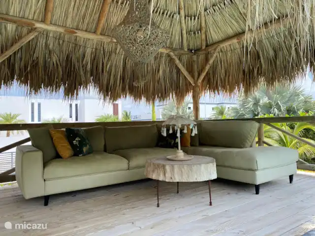 Villa Contigo | Curaçao, Banda Ariba (est), Jan Thiel - villa Palapa est également équipée d'un canapé, où vous pourrez vous asseoir à l'ombre si le soleil devient trop fort pour vous.