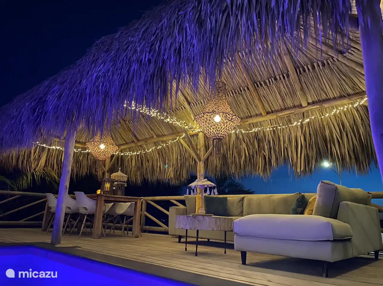 La palapa est joliment éclairée la nuit