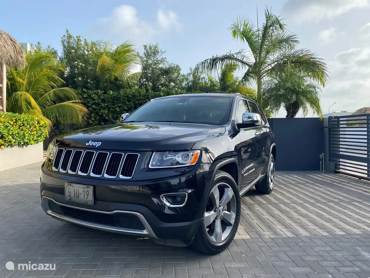 Parking pour 3 voitures. Notre Jeep Grand Cherokee 5.7 V8 HEMI peut être loué à prix réduit pour les locataires de la villa.