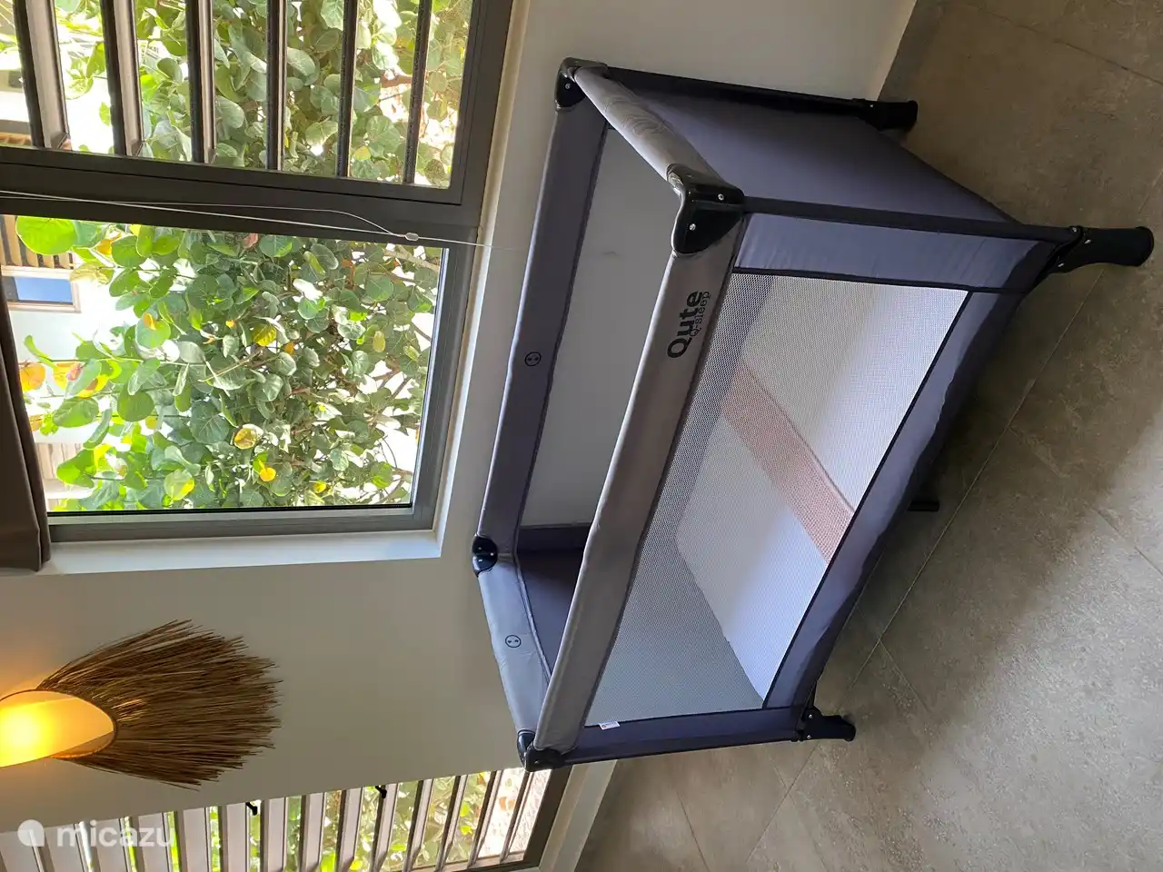 Il y a un lit bébé qui peut bien tenir dans la chambre 3