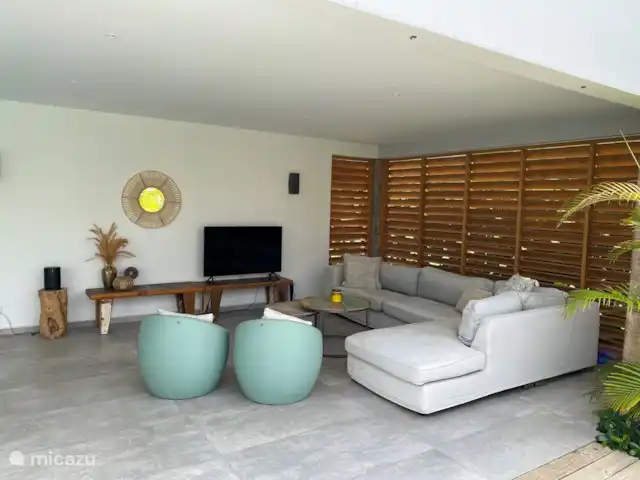 Villa Contigo | Curaçao, Banda Ariba (est), Jan Thiel - villa Coin télé. Le téléviseur reçoit toutes les chaînes internationales, y compris les Pays-Bas. Toutes les chaînes de télévision néerlandaises sont disponibles. Pour ne pas manquer un match de football ou une course de Formule 1