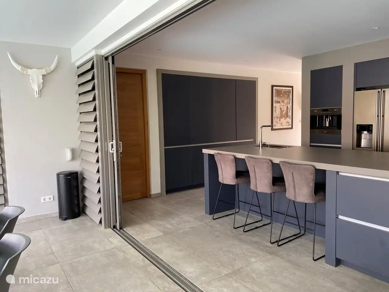 La cuisine avec garde-manger et accès à la chambre 1 sur la gauche