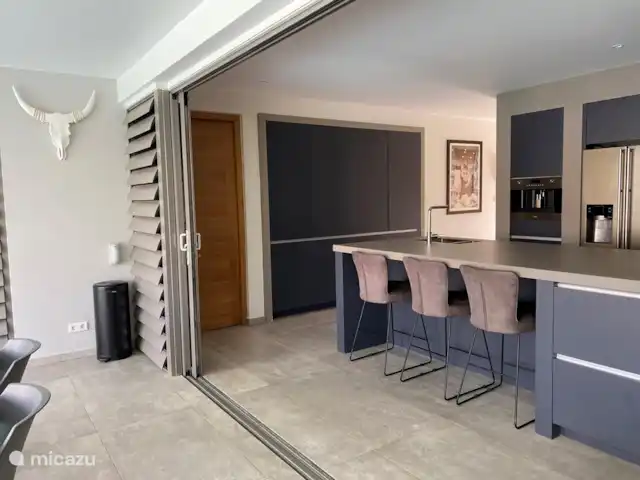 Villa Contigo | Curaçao, Banda Ariba (est), Jan Thiel - villa La cuisine avec garde-manger et accès à la chambre 1 sur la gauche
