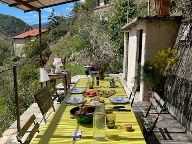 Casa Sorelle del vino huren in Italië, Ligurië, Apricale - finca eettafel buiten