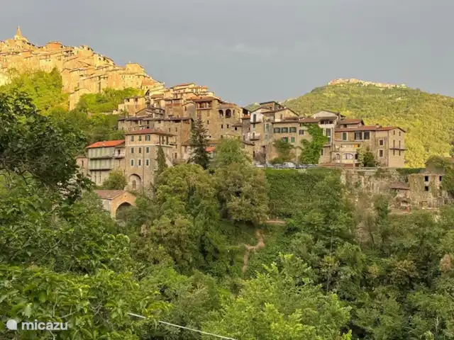 Casa Sorelle del vino huren in Italië, Ligurië, Apricale - finca Uitzicht op het dorp