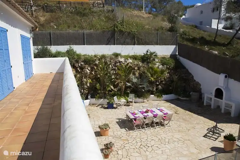 Hauptschlafzimmer mit großem Balkon und Blick auf die Terrasse.
