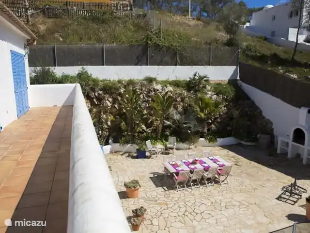 Villa Can Tulipán en España, Barcelona, Olivella - villa Dormitorio principal con amplio balcón y vista a la terraza.