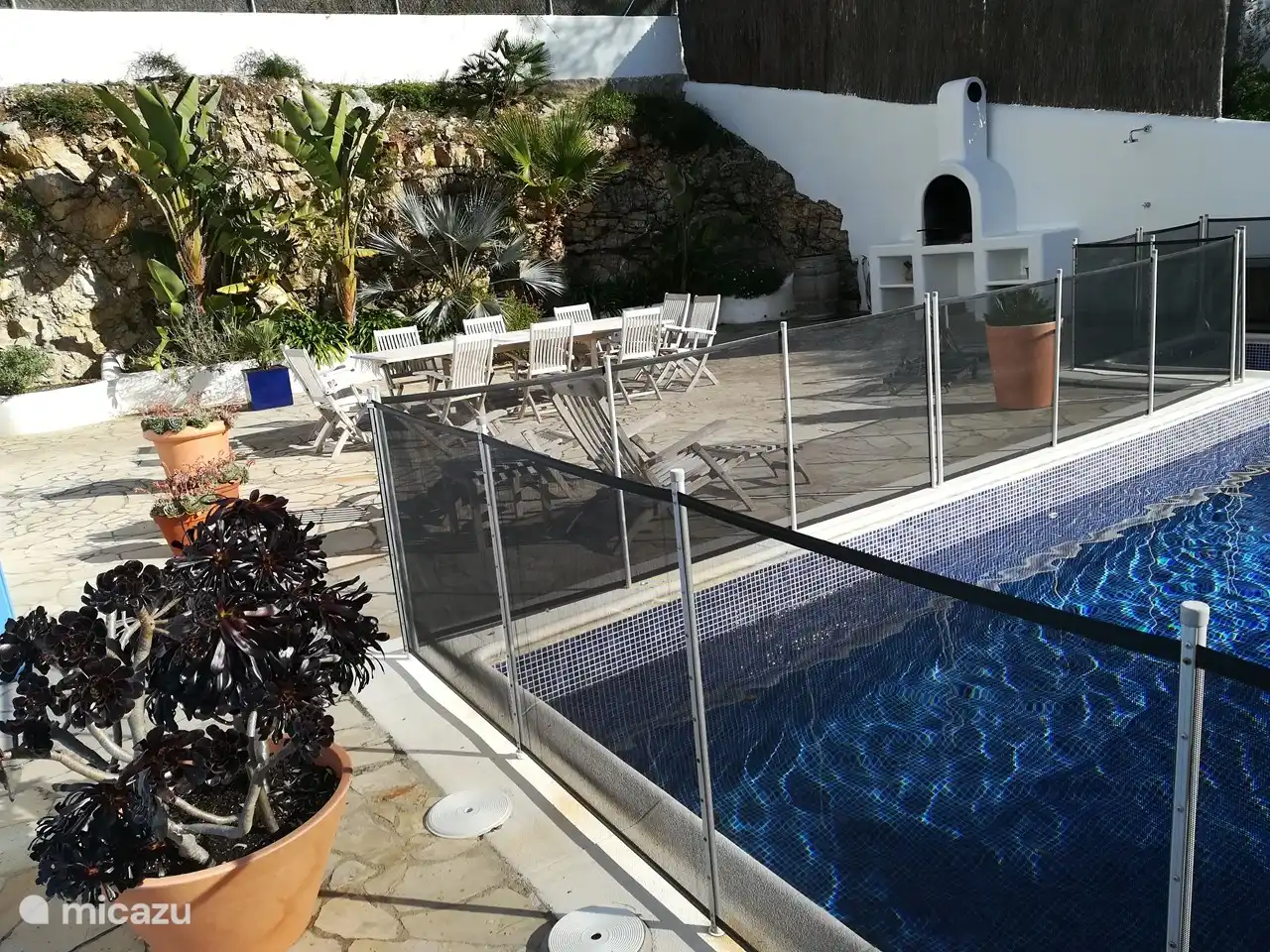 Schwimmbad mit Sicherheitsnetz für Kinder. Das Netz kann auf Wunsch entfernt werden.