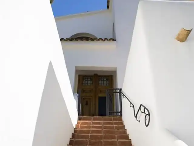 Villa Can Tulipán en España, Barcelona, Olivella - villa Escaleras a la puerta principal.