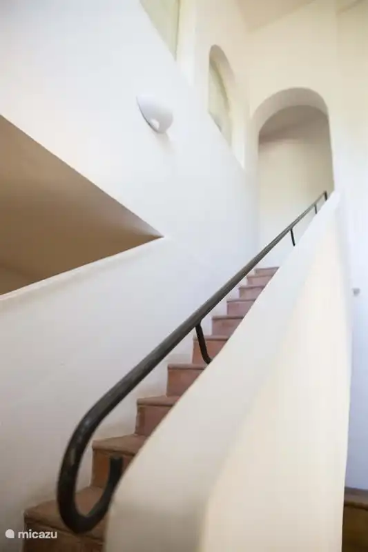 Treppe im Flur zum Obergeschoss.