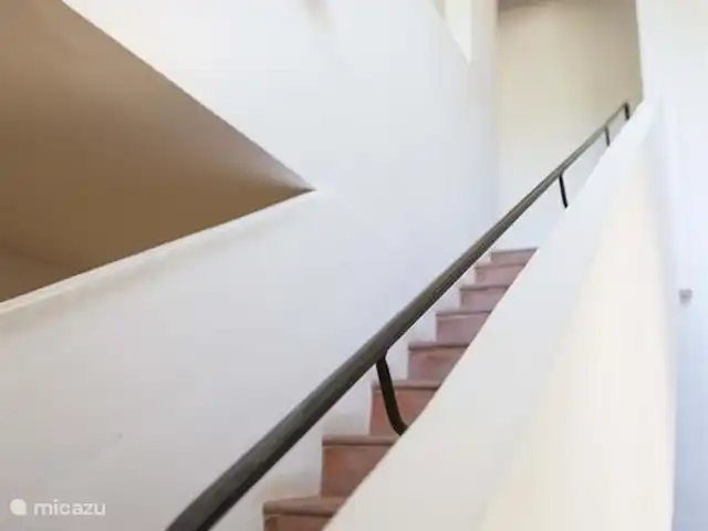 Villa Can Tulipán en España, Barcelona, Olivella - villa Escaleras en el pasillo al piso superior.