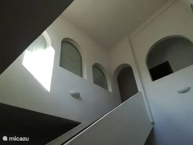 Villa Can Tulipán en España, Barcelona, Olivella - villa Escaleras en el pasillo.