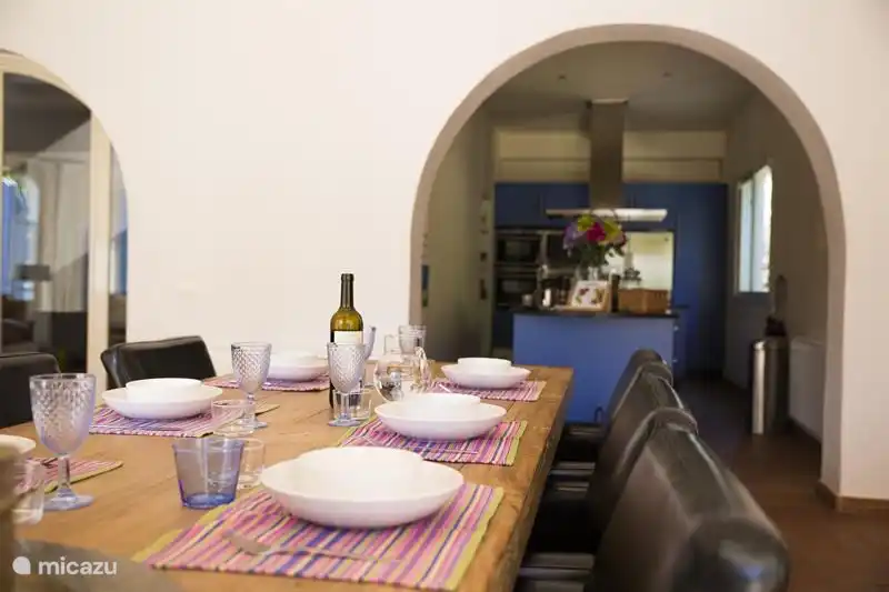 Wohnzimmer.
Esstisch mit Blick auf die offene Küche.