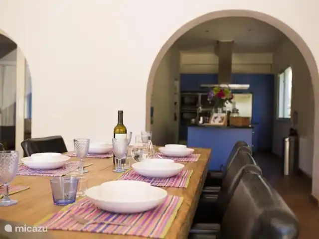 Villa Can Tulipán en España, Barcelona, Olivella - villa Sala de estar.
Mesa de comedor con vistas a la cocina abierta.