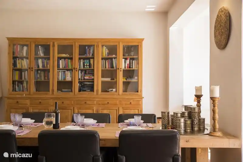 Wohnzimmer. Bibliotheksschrank.