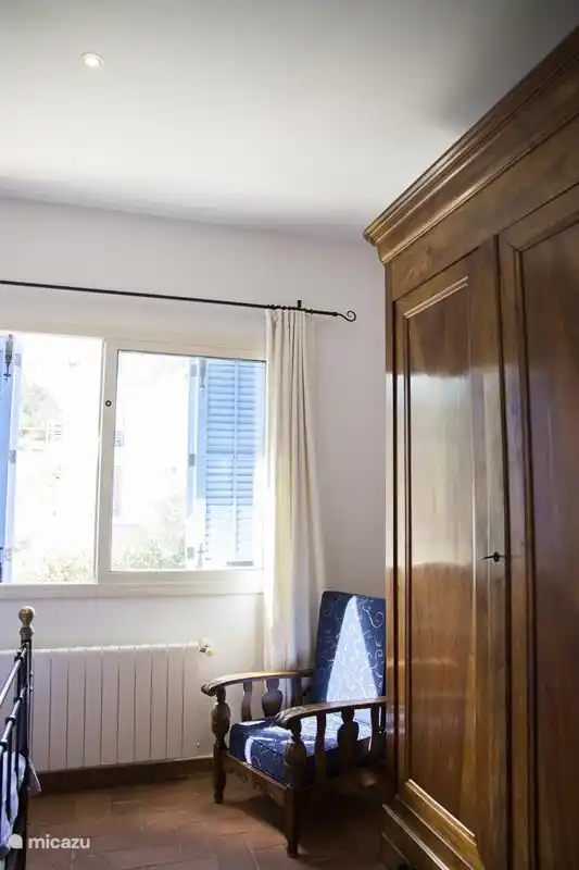 Schlafzimmer 1 mit großem antiken Kleiderschrank.