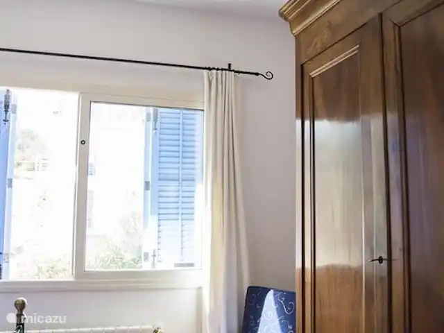 Villa Can Tulipán en España, Barcelona, Olivella - villa Dormitorio 1 con gran armario antiguo.