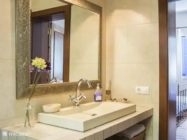 Villa Can Tulipán en España, Barcelona, Olivella - villa Baño 1 planta baja. Aseo y ducha a ras de suelo.
Baño accesible desde el dormitorio 1.