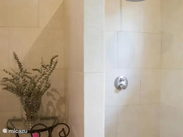 Villa Can Tulipán en España, Barcelona, Olivella - villa Baño con ducha a ras de suelo 1 planta baja.