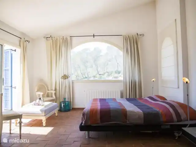 Villa Can Tulipán en España, Barcelona, Olivella - villa Dormitorio 2 dormitorio principal. Cama de aumento.