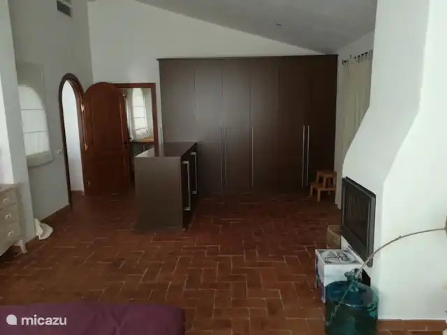 Villa Can Tulipán en España, Barcelona, Olivella - villa Pared del armario del dormitorio principal.